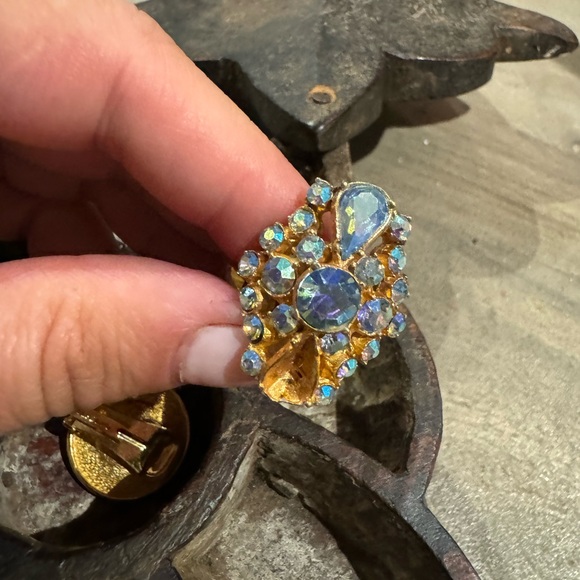 Vintage gold tone Aurora Borealis adjustable size ring - Picture 2 of 15